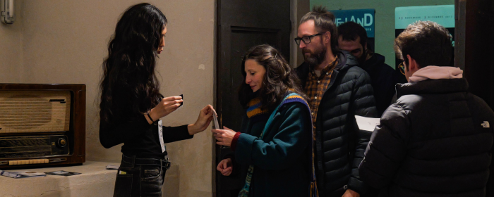 Ragazza che accoglie il pubblico in teatro.