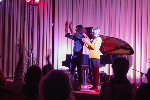 Motta e Roberta Sammarelli sul palcoscenico di fronte al pubblico