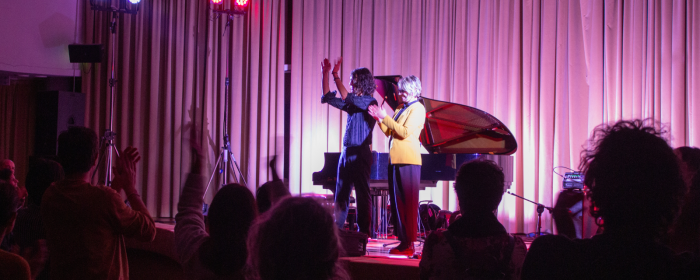 Motta e Roberta Sammarelli sul palcoscenico di fronte al pubblico