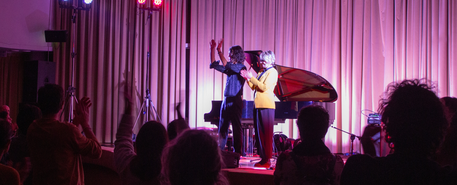 Motta e Roberta Sammarelli sul palcoscenico di fronte al pubblico